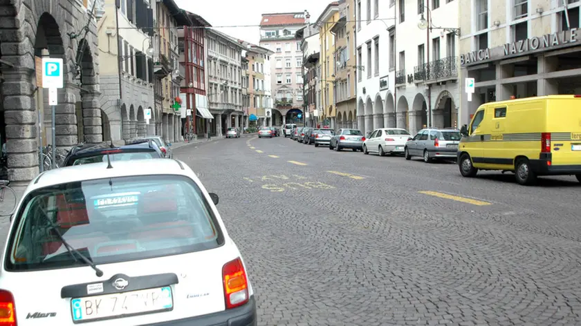 ANTEPRIMA Udine, 1 settembre 2004. Ore 09.30 ENTRATA IN VIGORE NUOVA ZTL Una vista di via Mercatovecchio, chiusa al traffico per l'entrata in vigore della nuova zona a traffico limitato. Telefoto Copyright Foto Agency Anteprima © (tutti i diritti riservati, citazione obbligatoria) www.anteprimafoto.it