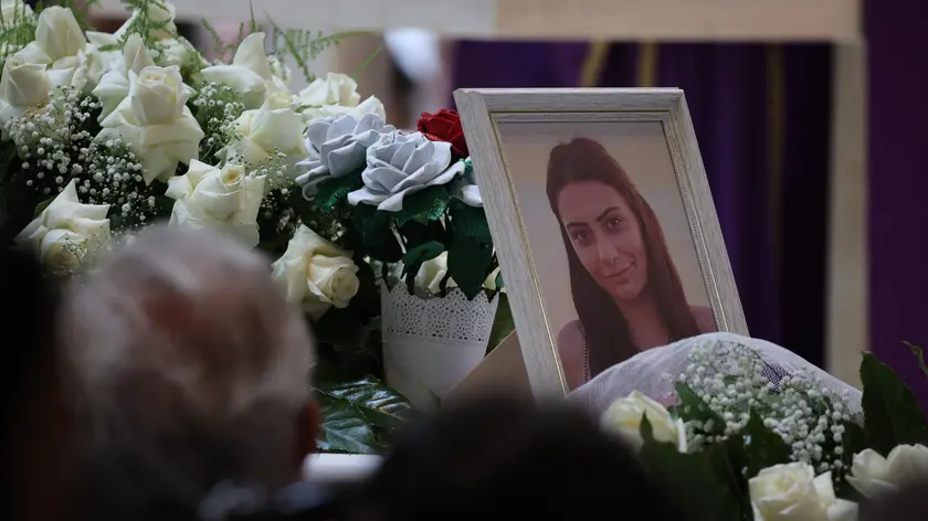La bara dentro la chiesa di Santa Maria della Presentazione, durante i funerali della ragazza di 17 anni uccisa lo scorso mercoledì a Roma, 5 luglio 2023. Un cuore di rose rosse e bianche con la scritta "Ti amo" è la corona di fiori che il fidanzato di Michelle Causo ha fatto lasciare davanti alla chiesa. ANSA/MASSIMO PERCOSSI