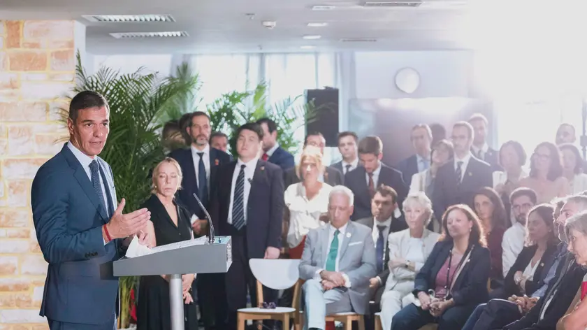 epa11597733 Spain's Prime Minister Pedro Sanchez (L) speaks during a press conference during a visit to Kunshan Industrial Park (Parque Industrial de Mondragon en Kunshan-Base de Demostracion de Cooperacion China-Espana) in Suzhou, China, 11 September 2024. Sanchez is visiting China until 11 September 2024, aiming to 'maintain the political momentum of the bilateral relationship, strengthen economic and trade relations and support culture, education and the development of the economy', according to a statement he made on social media. EPA/ALEX PLAVEVSKI