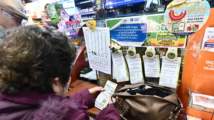 La tabaccheria nel quartiere popolare del Lagaccio, che ha venduto una quota del sistema vincente al superenalotto. Il misterioso acquirente con 5 euro ne ha vinti 4.000.00 di euro. Genova, 17 febbraio 2023. ANSA/LUCA ZENNARO