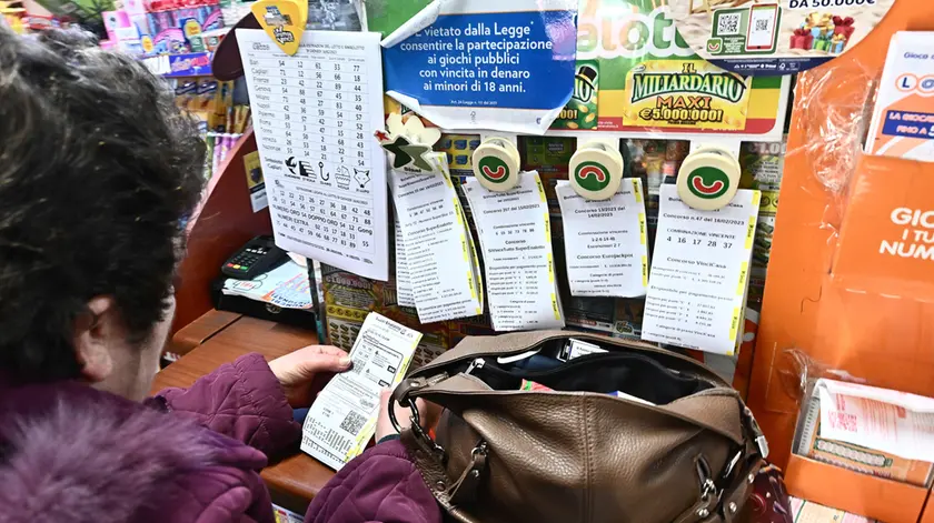 La tabaccheria nel quartiere popolare del Lagaccio, che ha venduto una quota del sistema vincente al superenalotto. Il misterioso acquirente con 5 euro ne ha vinti 4.000.00 di euro. Genova, 17 febbraio 2023. ANSA/LUCA ZENNARO