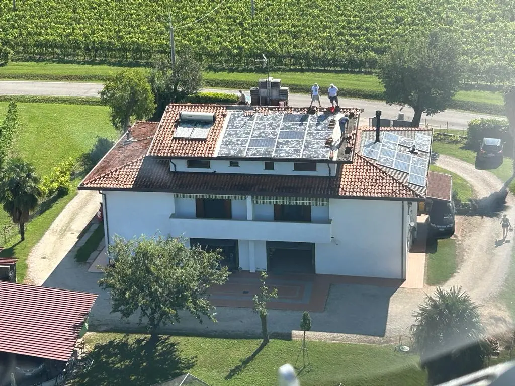 Tegole in frantumi, squarci nei tetti e danni ingenti a impianti solari e fotovoltaici. La grandinata record di lunedì 24 luglio ha lasciato i segni del suo passaggio in gran parte del Friuli con il Comune di Mortegliano tra i più colpiti.