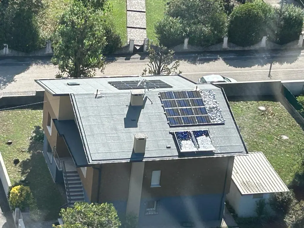 Tegole in frantumi, squarci nei tetti e danni ingenti a impianti solari e fotovoltaici. La grandinata record di lunedì 24 luglio ha lasciato i segni del suo passaggio in gran parte del Friuli con il Comune di Mortegliano tra i più colpiti.