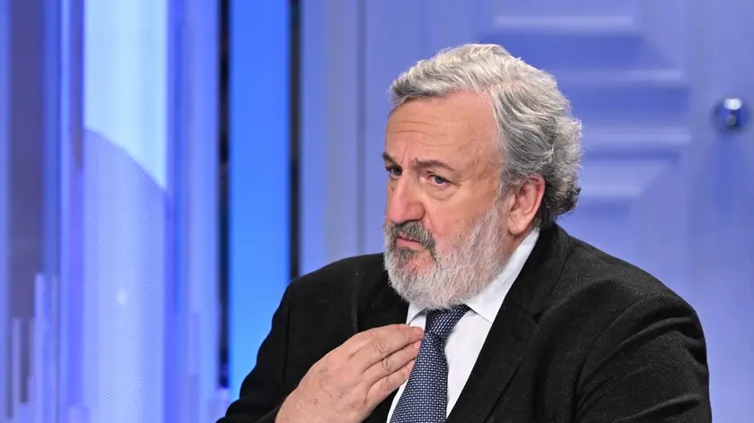 Il presidente della Regione Puglia, Michele Emiliano, nel corso della trasmissione Rai “Porta a Porta” presso gli studi di via Teulada a Roma, 11 aprile 2024. ANSA/CLAUDIO PERI