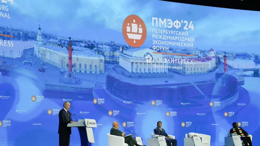 epa11395768 Russian President Vladimir Putin (L) speaks during a plenary session of the St. Petersburg International Economic Forum in St. Petersburg, Russia, 07 June 2024. The 27th St.Petersburg International Economic Forum runs from 05 to 08 June 2024. EPA/ALEXANDER ZHOLOBOV / SPUTNIK / KREMLIN POOL MANDATORY CREDIT