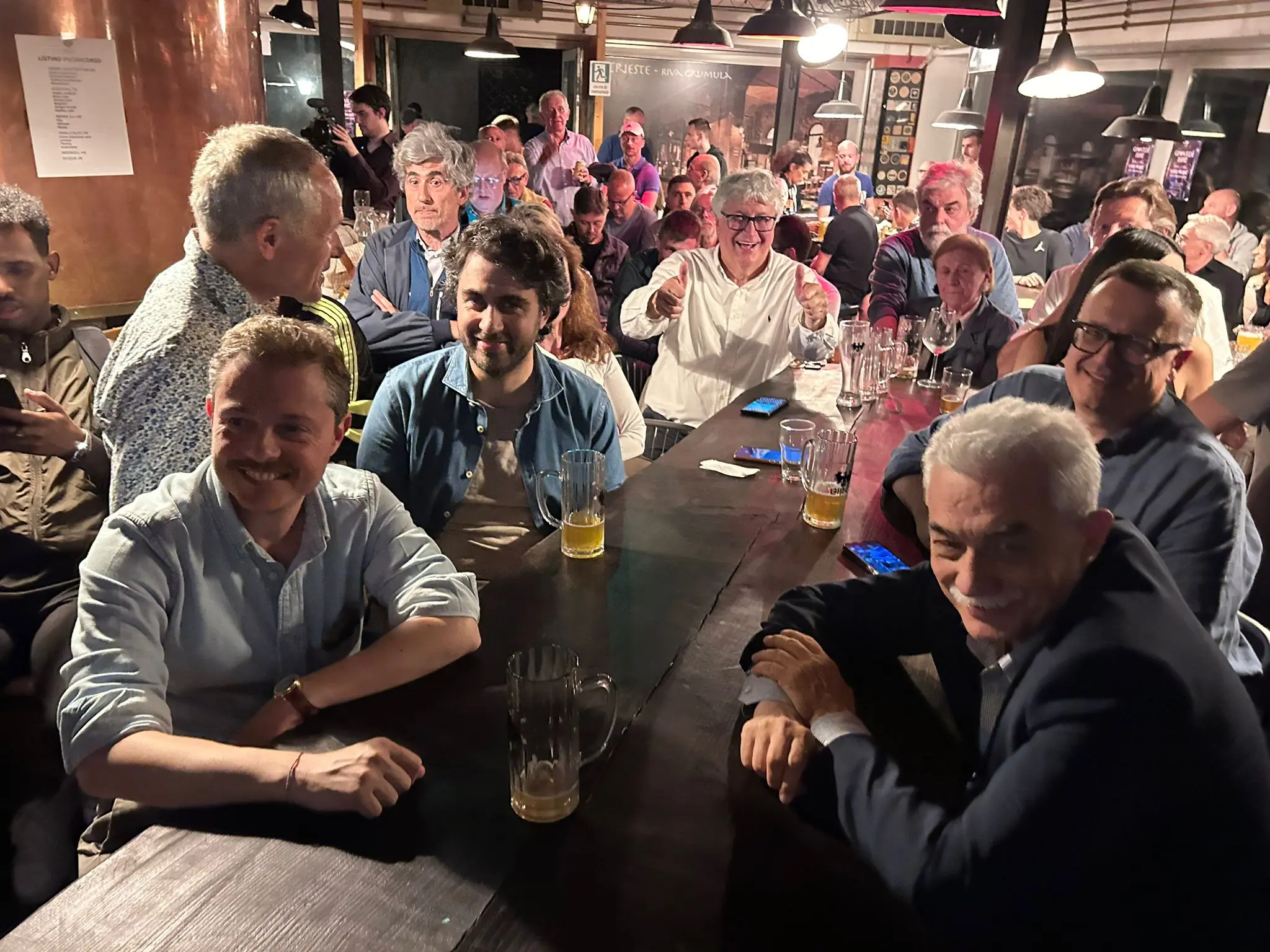 Con la decisiva firma di Davis, l'Udinese conferma per il trentesimo anno la sua presenza in serie A. Ecco le foto del dopo partita nei bar di Udine e la festa in giro per la città (Foto Petrussi)