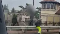 Il momento in cui il 23enne viene salvato dai passanti