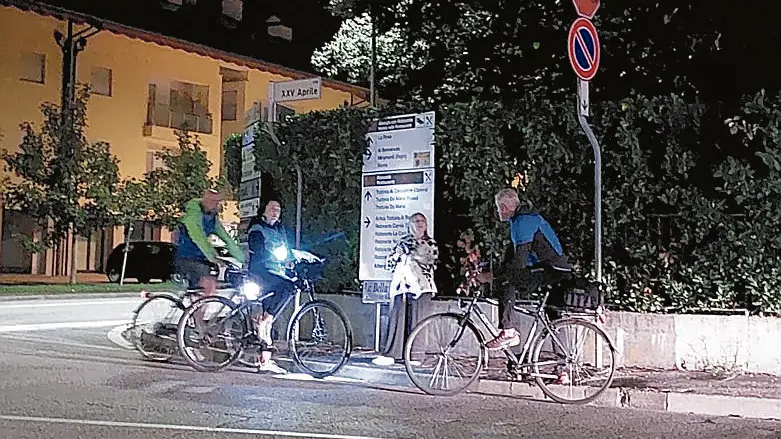 Alcuni cittadini scesi in strada per bloccare la disinfestazione © Foto Petrussi
