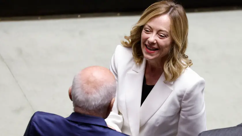 La presidente del Consiglio, Giorgia Meloni (D) saluta l’ex presidente della Camera, Fausto Bertinotti durante la cerimonia commemorativa per Giacomo Matteotti a 100 anni dal discorso in cui denunciò in Parlamento le violenze fasciste alle elezioni del 6 aprile del 1924, nell'aula della Camera dei Deputati, Roma, 30 maggio 2024. ANSA/FABIO FRUSTACI