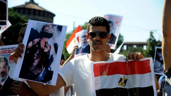 Si sono riuniti anche a Milano, in Largo Cairoli, gli egiziani che protestano contro la deposizione dell'ex presidente Morsi e che rivendicano ''un governo democratico contro il colpo di Stato''. I manifestanti mostrano fotografie a colori delle vittime degli scontri. Tra loro anche parecchie donne e bambini, 17 agosto 2013. ANSA/DANIELE MASCOLO