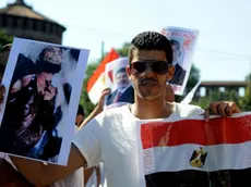 Si sono riuniti anche a Milano, in Largo Cairoli, gli egiziani che protestano contro la deposizione dell'ex presidente Morsi e che rivendicano ''un governo democratico contro il colpo di Stato''. I manifestanti mostrano fotografie a colori delle vittime degli scontri. Tra loro anche parecchie donne e bambini, 17 agosto 2013. ANSA/DANIELE MASCOLO