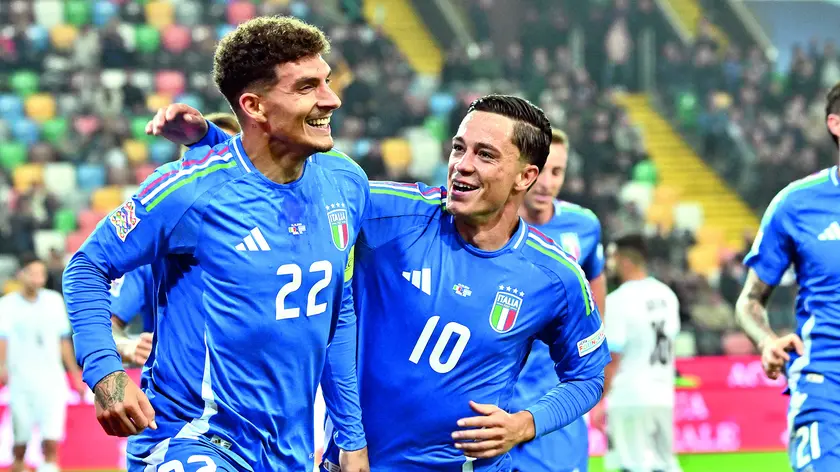Raspadori festeggia Di Lorenzo, doppietta per lui alla prima da capitano foto petrussi