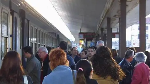 ANTEPRIMA Udine, 20 aprile 2004. Ore 07.30.PASSEGGERI IN STAZIONE.Pendolari in stazione a Udine .Telefoto Copyright Foto Agency Anteprima www.anteprimafoto.it