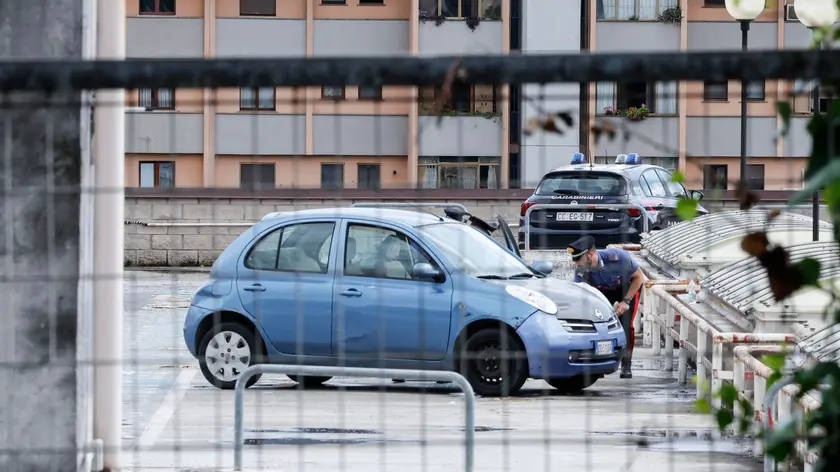 Carabinieri a lavoro nel parcheggio del Centro commerciale I Granai dove in un automobile è stato ritrovato il corpo senza vita di un uomo, Roma 13 giugno 2023. Da una prima ricostruzione si ipotizza che l'uomo abbia sparato alla compagna, trovata morta sul letto in casa, e poi sia fuggito per uccidersi alla fine con un colpo di pistola nella sua auto. Ma, alla luce dei due post sui social, non si esclude il doppio suicidio magari concordato. Il medico legale sta effettuando l'esame esterno dei cadaveri e potrà dare delle prime risposte sulla dinamica. ANSA/FABIO FRUSTACI