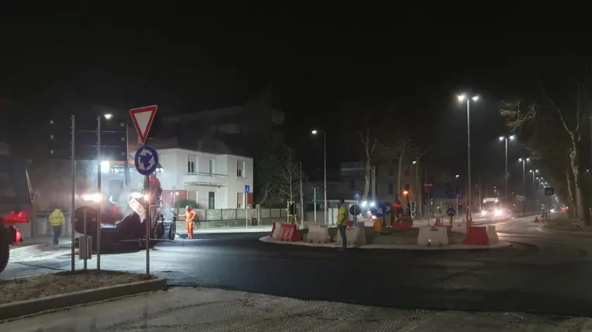 Lavori di asfaltatura eseguiti di notte sulla rotonda di via Birago