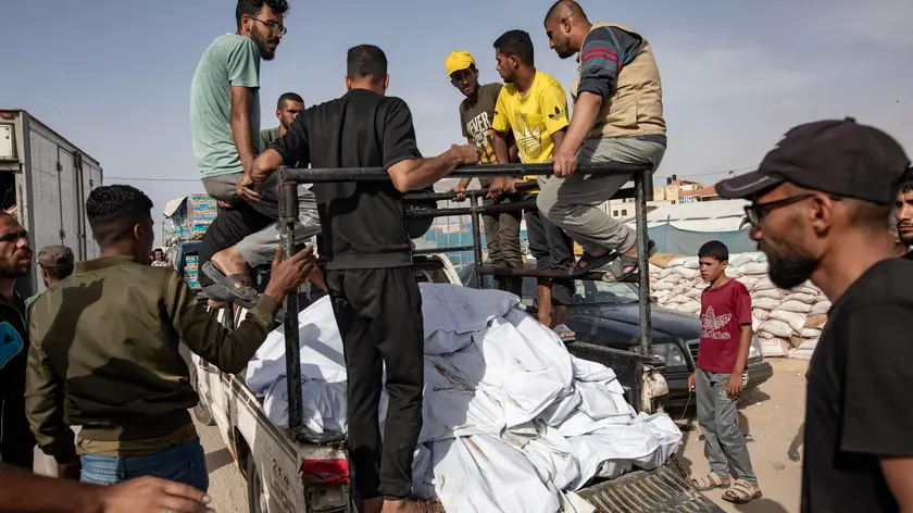 epa11375644 Palestinians transport the bodies of their relatives following an Israeli army raid on a camp in an area designated for displaced persons in Rafah, southern Gaza Strip, 28 May 2024. More than 36,000 Palestinians and over 1,400 Israelis have been killed, according to the Palestinian Health Ministry and the Israel Defense Forces (IDF), since Hamas militants launched an attack against Israel from the Gaza Strip on 07 October 2023, and the Israeli operations in Gaza and the West Bank which followed it. EPA/HAITHAM IMAD