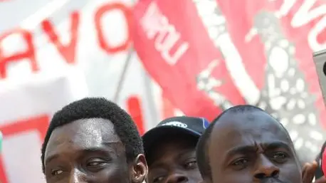 Immigrati in corteo chiedono lavoro, in una foto d'archivio a Napoli. ANSA / CESARE ABBATE