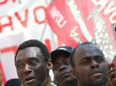 Immigrati in corteo chiedono lavoro, in una foto d'archivio a Napoli. ANSA / CESARE ABBATE