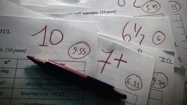I dirigenti scolastici favorevoli a tornare ai giudizi interi. Ma gli insegnanti li difendono: «Sono ancora utili»