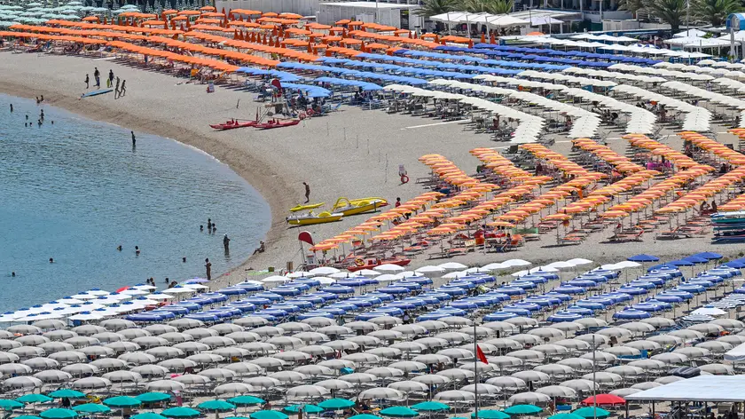 Una spiaggia e stabilimento balneari nel Parco regionale del Conero, nelle Marche, 10 luglio 2023. ANSA/ALESSANDRO DI MEO (mare, vacanze, bagnanti, spiagge, lido)