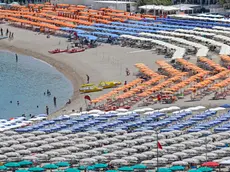 Una spiaggia e stabilimento balneari nel Parco regionale del Conero, nelle Marche, 10 luglio 2023. ANSA/ALESSANDRO DI MEO (mare, vacanze, bagnanti, spiagge, lido)