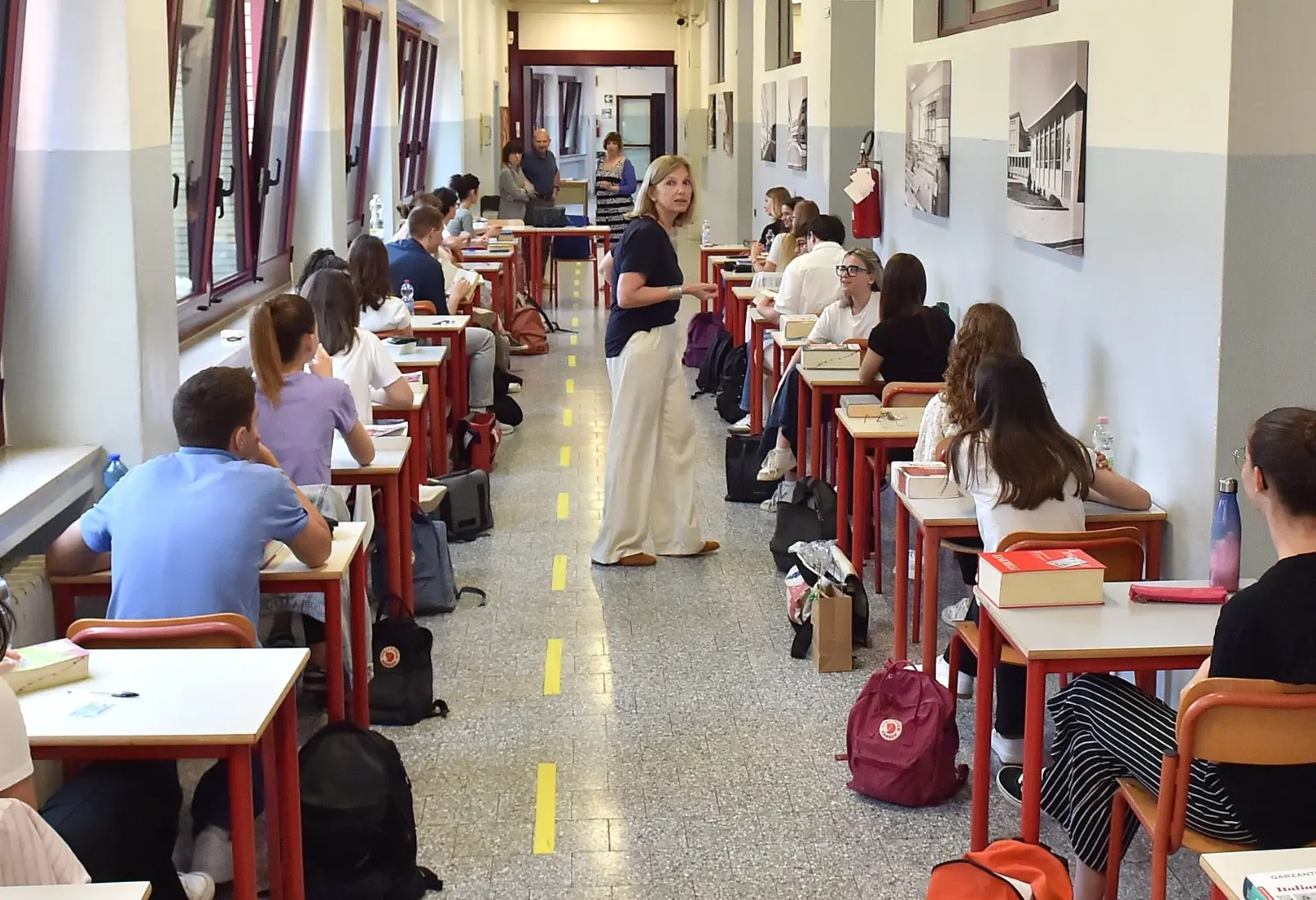 Il giorno della prima prova della Maturità è arrivato. In Friuli Venezia Giulia all’appuntamento con l’Esame di Stato sono attesi 9 mila 484 studenti, di cui 253 iscritti nelle scuole paritarie e 181 esterni. Ecco gli studenti fuori dalle scuole prima di accedere alla prima prova (Foto Petrussi/Brisotto)