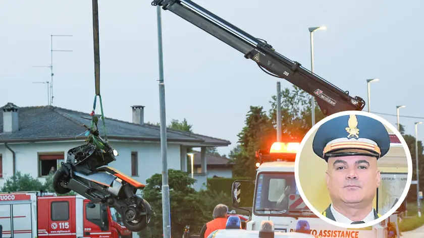 La moto finita fuori strada a Carlino e i soccorritori che hanno poi recuperato il mezzo. Nel tondo la vittima (Foto Petrussi)