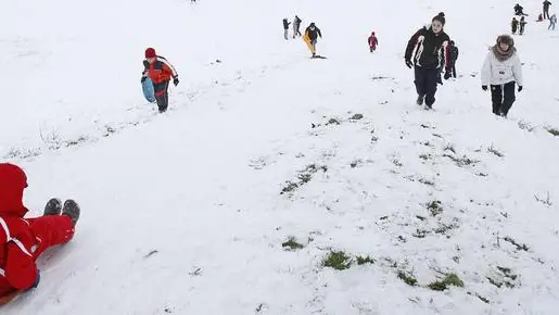 Bambini con slittini, sci, biciclette e snowboard al Circo Massimo trasformato in una pista da neve, Roma, 4 febbraio 2012..ANSA/ALESSANDRO DI MEO