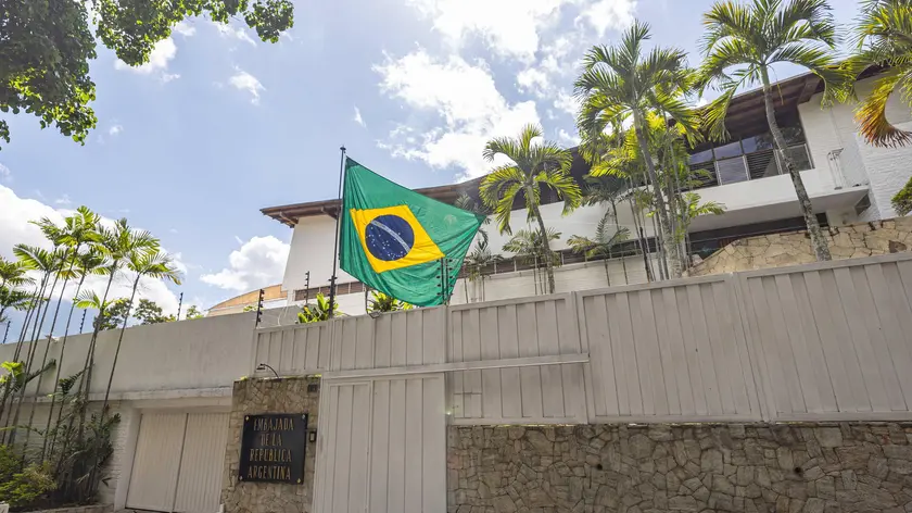epa11516229 The Brazilian flag is raised over the residence of the Argentine ambassador in Caracas, Venezuela, 01 August 2024. Six Venezuelan asylum seekers have been taking refuge in the Argentine Embassy in Caracas since March 2024. On 29 July 2024, the government of Venezuela's President Nicolas Maduro ordered Argentina's diplomatic staff to leave the country after Argentina and six other Latin American countries questioned the results of Venezuela's presidential elections on 28 July 2024. Brazil assumed custody of the Argentinian embassy in Venezuela after the diplomats from Buenos Aires left the country. Argentina's government stated that it is 'convinced' that the Venezuelan opponents sheltered in the Argentine embassy in Caracas would be 'protected' under the Brazilian flag. EPA/HENRY CHIRINOS