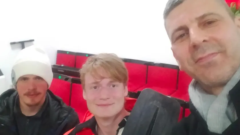 Don Giuliano Del Degan con i due ragazzi finiti nel fiume