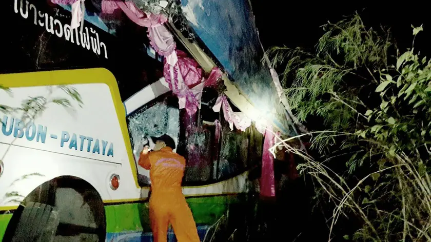 epa05337031 A Thai rescue worker inspects a bus wreckage after it crashed on a highway in Nadi district, Prachin Buri province, Thailand, early of 30 May 2016. A tour bus's breaks failed, resulting in a crash with a van and a truck before skidding off a mountain road, killing one passenger and injuring about 30 people, according to media reports. EPA/STR THAILAND OUT