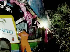 epa05337031 A Thai rescue worker inspects a bus wreckage after it crashed on a highway in Nadi district, Prachin Buri province, Thailand, early of 30 May 2016. A tour bus's breaks failed, resulting in a crash with a van and a truck before skidding off a mountain road, killing one passenger and injuring about 30 people, according to media reports. EPA/STR THAILAND OUT