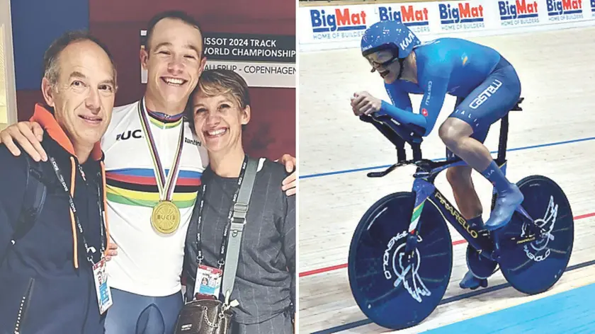 Jonathan Milan con l'oro al collo assieme a mamma e papà, a destra in gara (foto Bettini / Petrussi)