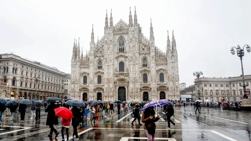 Maltempo e pioggia in centro a Milano, 2 novembre 2023./// Bad weather and rain in Milan, Italy, 02 November 2023. The Atlantic storm Ciaran driven by a deep cyclone near the British Isles will be in Italy in the next few hours over the northern and central Tyrrhenian regions. The weather will be disturbed until Sunday, then high pressure will be back. ANSA/MOURAD BALTI TOUATI