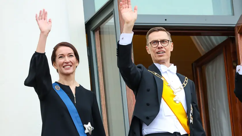 epa11190615 President of the Republic of Finland Alexander Stubb (R), his wife Suzanne Innes-Stubb (L) greet the public from the Presidential Palace balcony, in Helsinki, Finland, 01 March 2024. Alexander Stubb will officially assume office as Finland's new president on 01 March 2024, after Stubb of the Centre-right party won the run-off vote against independent candidate Pekka Haavisto in the 11 February presidential election in Finland. EPA/MAURI RATILAINEN