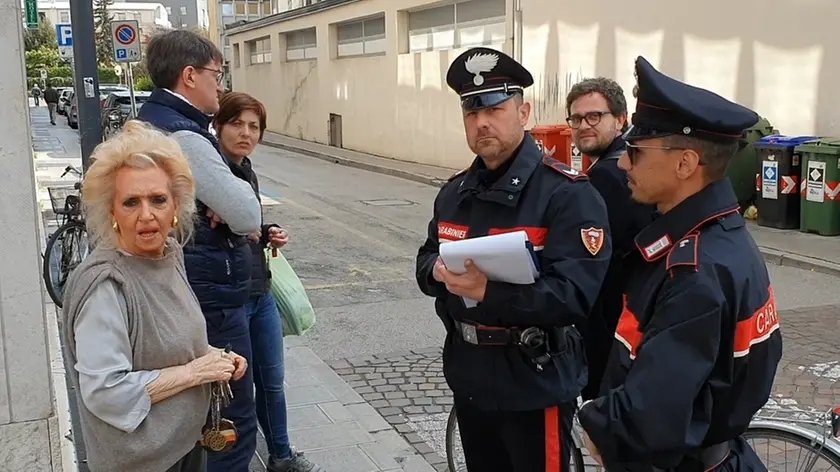 L'intervento dei carabinieri all'intersezione tra via Cairoli e corso Garibaldi (foto Missinato)