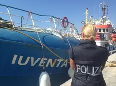 La nave Iuventa della ong tedesca Jugend Rettet, una delle organizzazioni che non hanno sottoscritto il codice di comportamento predisposto dal Viminale per il soccorso in mare dei migranti, bloccata nel porto di Lampedusa (Agrigento), 02 agosto 2017. ANSA/POLIZIA DI STATO +++EDITORIAL USE ONLY - NO SALES+++