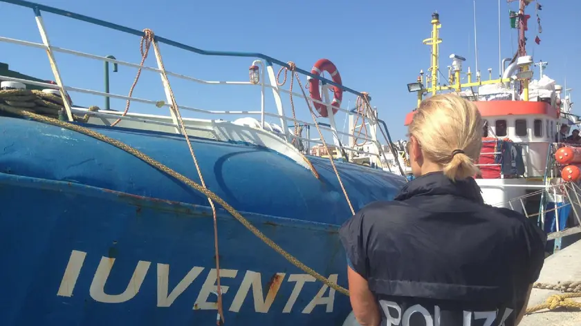 La nave Iuventa della ong tedesca Jugend Rettet, una delle organizzazioni che non hanno sottoscritto il codice di comportamento predisposto dal Viminale per il soccorso in mare dei migranti, bloccata nel porto di Lampedusa (Agrigento), 02 agosto 2017. ANSA/POLIZIA DI STATO +++EDITORIAL USE ONLY - NO SALES+++