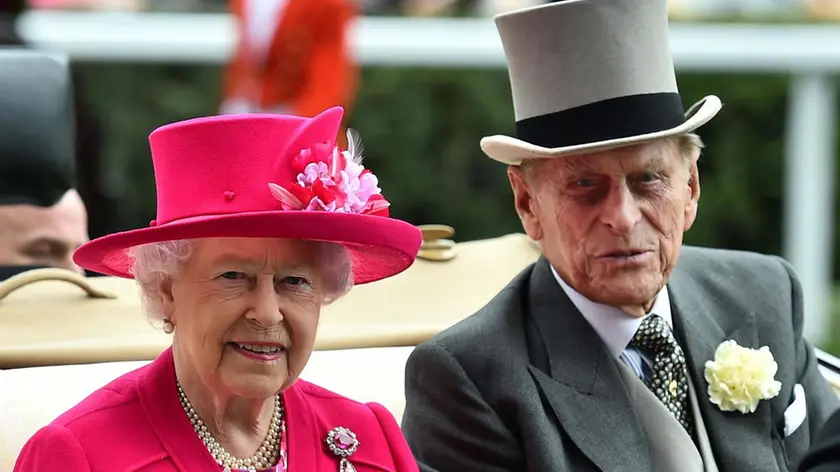 (FILES) In this file photo taken on June 16, 2015 Britain's Queen Elizabeth II (L) and Britain's Prince Philip, Duke of Edinburgh (R) arrive by horse-drawn carriage on the first day of the annual Royal Ascot horse racing event near Windsor, Berkshire. - Queen Elizabeth II's husband Prince Philip, who recently spent more than a month in hospital and underwent a heart procedure, died on April 9, 2021, Buckingham Palace announced. He was 99. (Photo by Ben STANSALL / AFP)