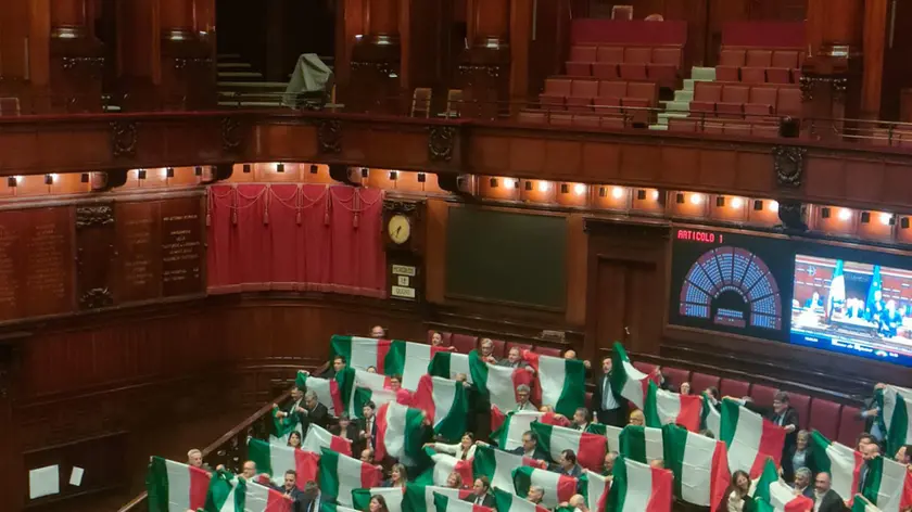 Protesta delle opposizioni contro la riforma dell'Autonomia indifferenziata che si sta votando alla Camera. In Aula sono state mostrate bandiere tricolore ed è stato accennato l'Inno di Mameli mentre alcuni deputati hanno occupato i banchi del governo urlando "vergogna". La seduta è stata subito sospesa. Poco prima di lasciare l'Aula alcuni parlamentari hanno intonato "Bella ciao". ANSA/ALANEWS