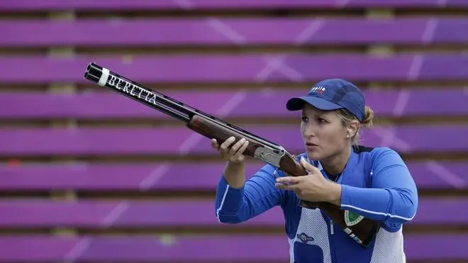 Italy's Chiara Cainero shoots during the women's skeet final at the 2012 Summer Olympics, Sunday, July 29, 2012, in London. (AP Photo/Rebecca Blackwell)