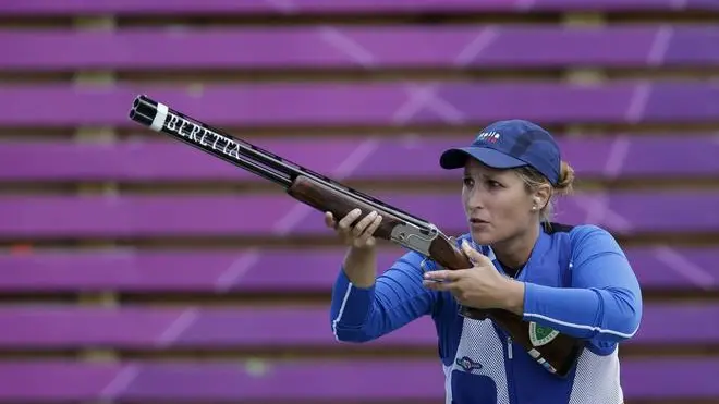 Italy's Chiara Cainero shoots during the women's skeet final at the 2012 Summer Olympics, Sunday, July 29, 2012, in London. (AP Photo/Rebecca Blackwell)