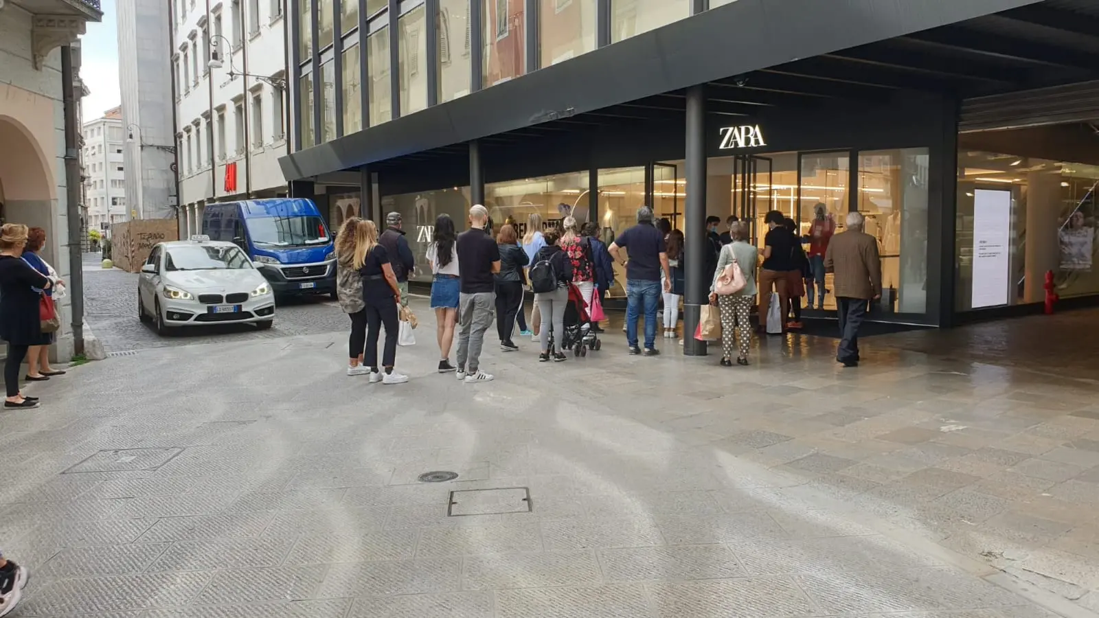 Clienti in fila fuori dal negozio Zara in via Canciani