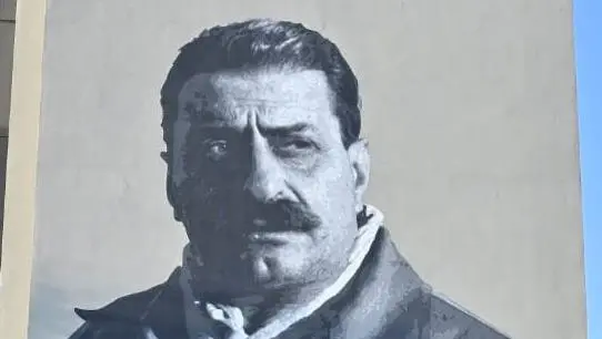 La gigantografia di Guareschi su una facciata su un altro condominio Ater a Udine