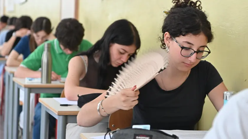 Esame di maturità presso il liceo Alfieri di Torino, 21 giugno 2023. Da stamattina oltre 536.000 studenti saranno alle prese in Italia con gli esami di Maturità. E quest'anno si torna alla formula pre-Covid, con due scritti e un colloquio. Oggi si parte con la prima prova, quella di Italiano. ANSA/ALESSANDRO DI MARCO Final exam at the Alfieri high school in Turin, 21 June 2023. From this morning over 536,000 students in Italy will be grappling with the final exams. And this year we return to the pre-Covid formula, with two writings and an interview. Today we start with the first test, that of Italian. ANSA/ALESSANDRO DI MARCO