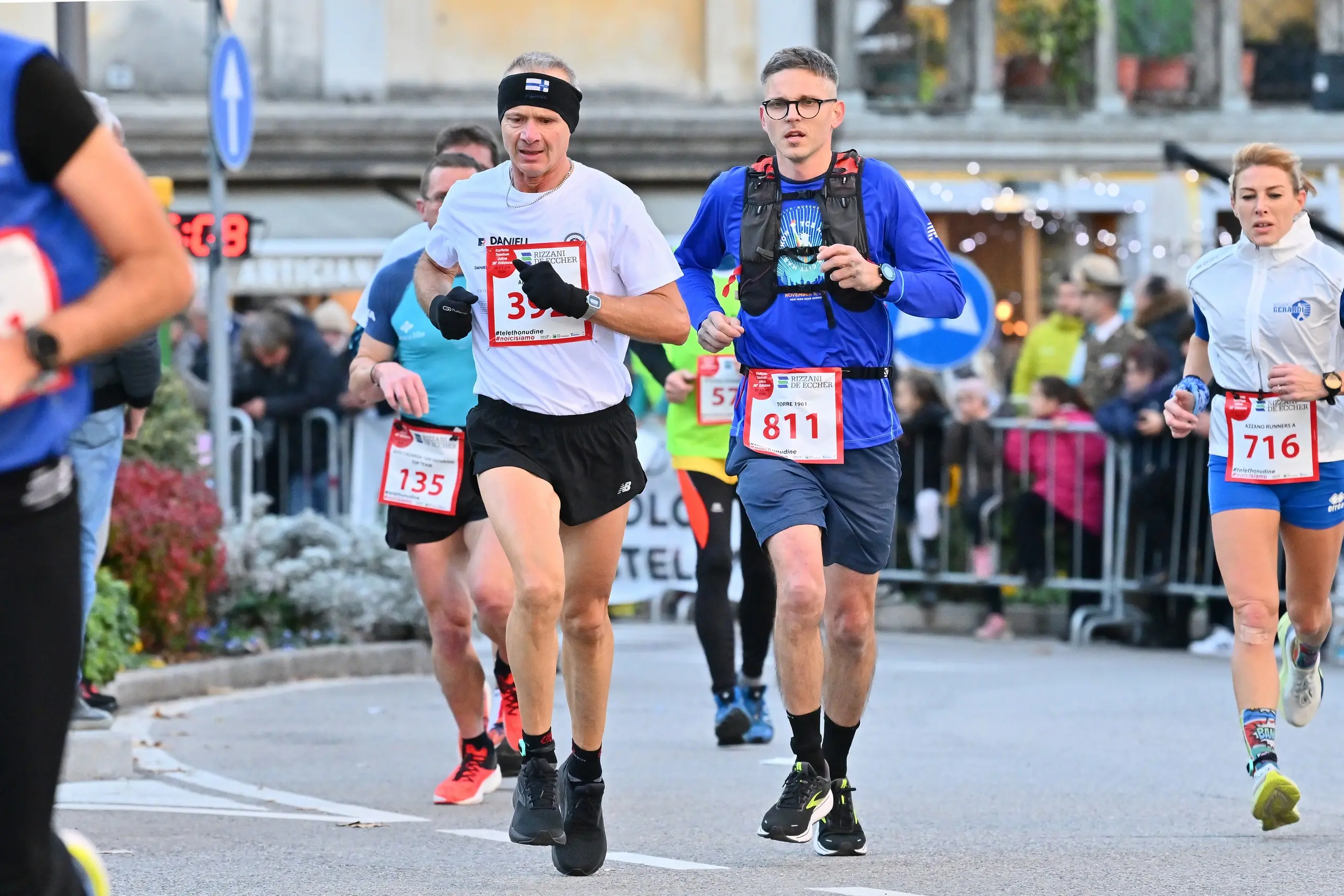 La 26esima edizione della Staffetta Telethon ha visto Udine animata da 870 squadre, per un totale di oltre 22mila partecipanti, tra cui 1.500 studenti. L'evento, che si è svolto dal 30 novembre al 1 dicembre, ha battuto un nuovo record di solidarietà, con la speranza di superare i 320mila euro di donazioni per la ricerca sulle malattie genetiche rare. Molti sportivi, tra cui il campione paralimpico Antonio Fantin, hanno preso parte all'iniziativa, insieme a tanti altri volontari e partecipanti, che hanno corso su un percorso di 1.920 metri nel cuore della città. Un grande successo, che ha coinvolto anche diverse associazioni e realtà locali. Foto Petrussi
