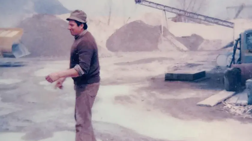 Una foto storica che ritrae l’imprenditore al lavoro nella sua azienda a Osoppo