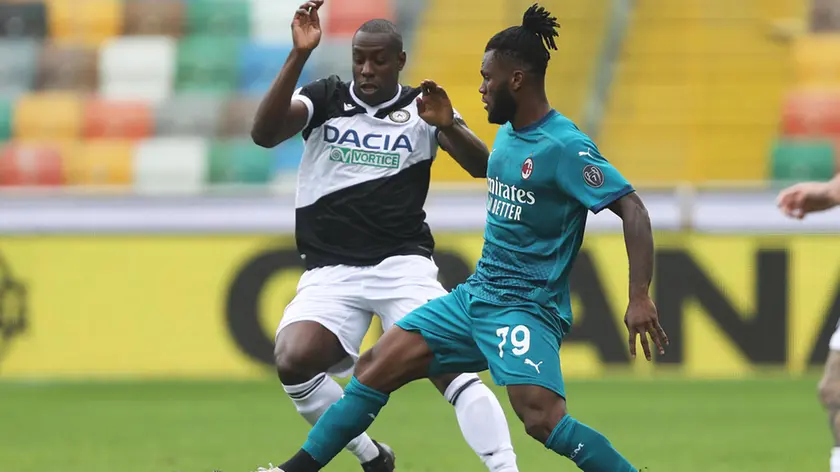 Udinese's Stefano Okaka (L) and Milan’s Franck Kessie in action during the Italian Serie A soccer match Udinese Calcio vs AC Milan at the Friuli - Dacia Arena stadium in Udine, Italy, 1 November 2020. ANSA/GABRIELE MENIS