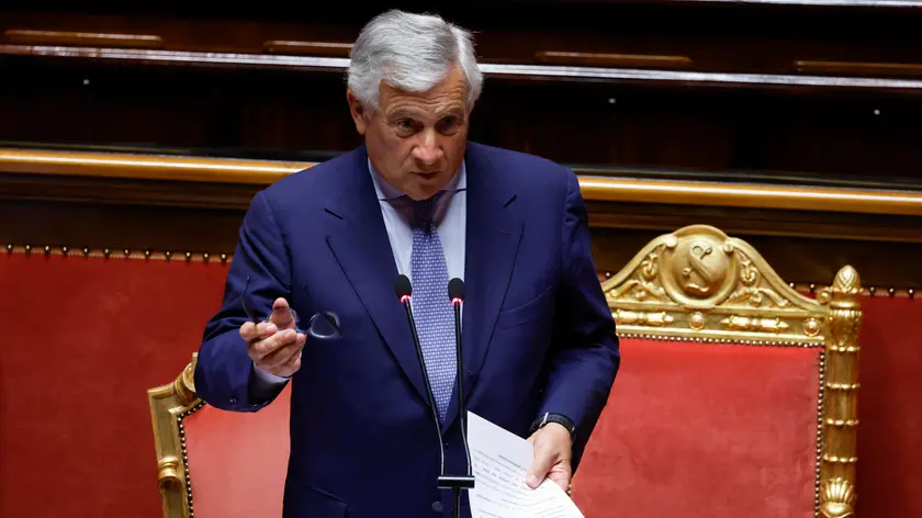 Il ministro degli Affari Esteri, Antonio Tajani durante il question time al Senato, Roma 12 settembre 2024. ANSA/FABIO FRUSTACI gestures