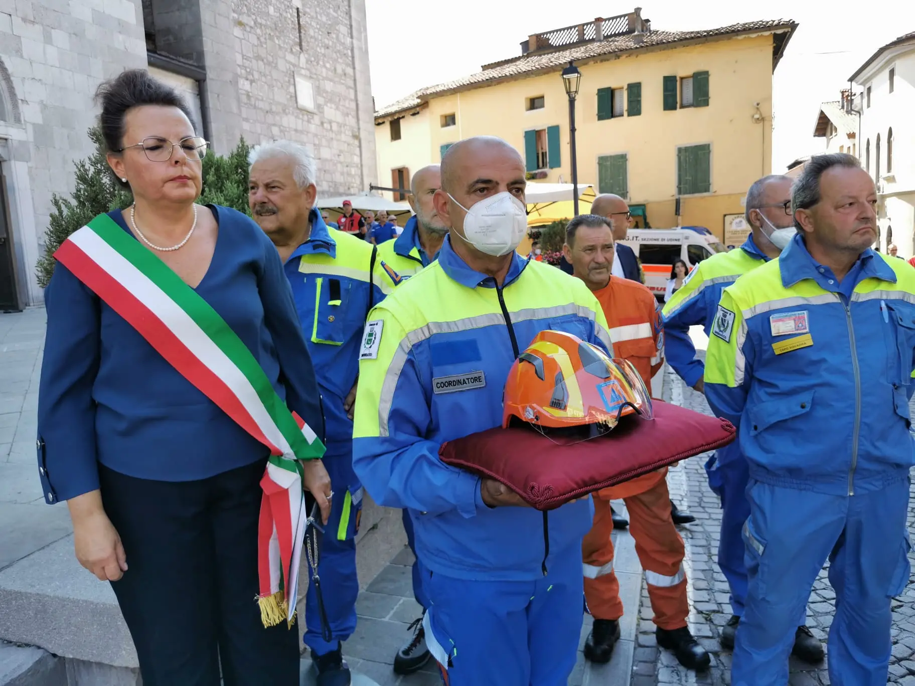 Sono stati celebrati nel duomo di Cividale i funerali di Elena Lo Duca, 56 anni, coordinatrice della Protezione civile di Prepotto, morta travolta da un albero lo scorso 22 luglio mentre era impegnata in un sopralluogo in un’area boschiva interessata da un incendio proprio nella zona di Prepotto. Presenti alle esequie di Lo Duca, assistente capo della polizia al commissariato di Cividale, anche il vicecapo del Dipartimento della Protezione civile nazionale, Immacolata Postiglione, il vicecapo della Polizia, Vittorio Rizzi, il presidente della Regione, Massimiliano Fedriga, il suo vice Riccardi e una folta delegazione di sindaci friulani, i questori delle quattro province, il prefetto di Udine Marchesiello e tanti volontari della Pc. Il feretro, accolto all’ingresso del duomo dal picchetto della Protezione civile e della Polizia e da un lungo applauso.